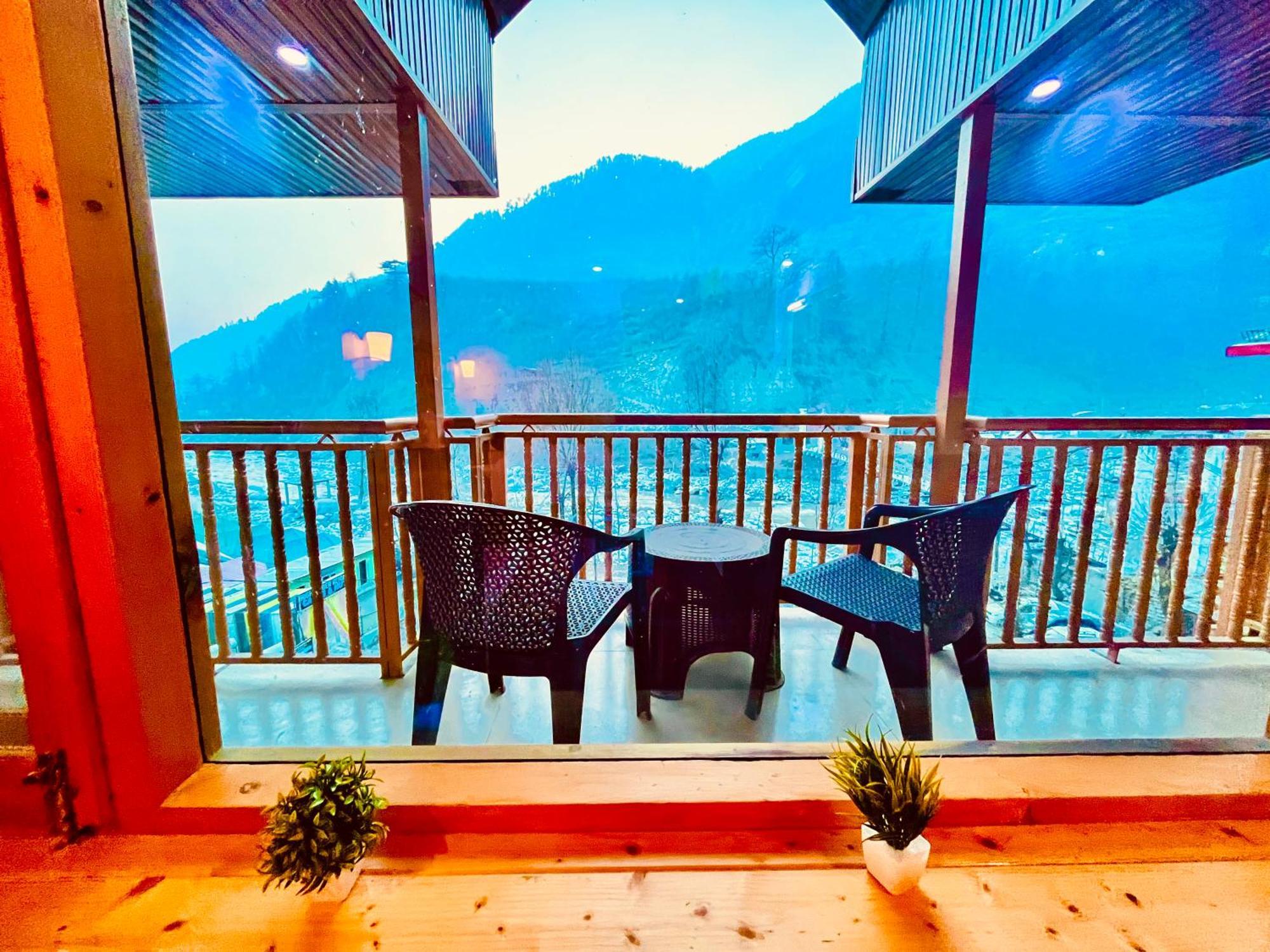 Himalayan Fort Resort, Manali - ! Riverside Property !! Big Lawn With Bonfire !! Best Selling !! Scenic River & Mountais View !! Big Parking !! Luxury Balcony Rooms !! Playing Zone !! Property Of The Year ! M 98160-43600 Eksteriør bilde