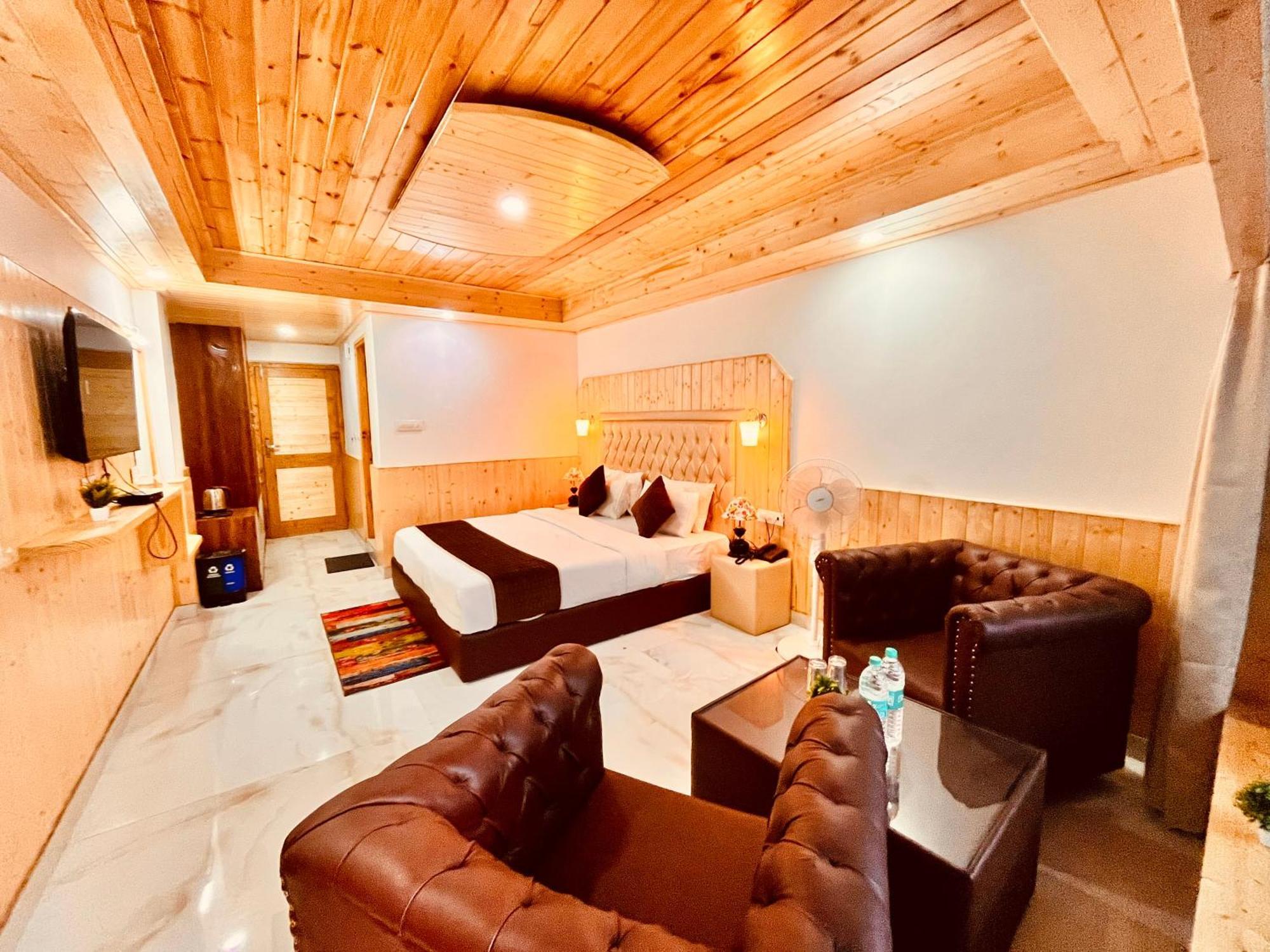 Himalayan Fort Resort, Manali - ! Riverside Property !! Big Lawn With Bonfire !! Best Selling !! Scenic River & Mountais View !! Big Parking !! Luxury Balcony Rooms !! Playing Zone !! Property Of The Year ! M 98160-43600 Eksteriør bilde