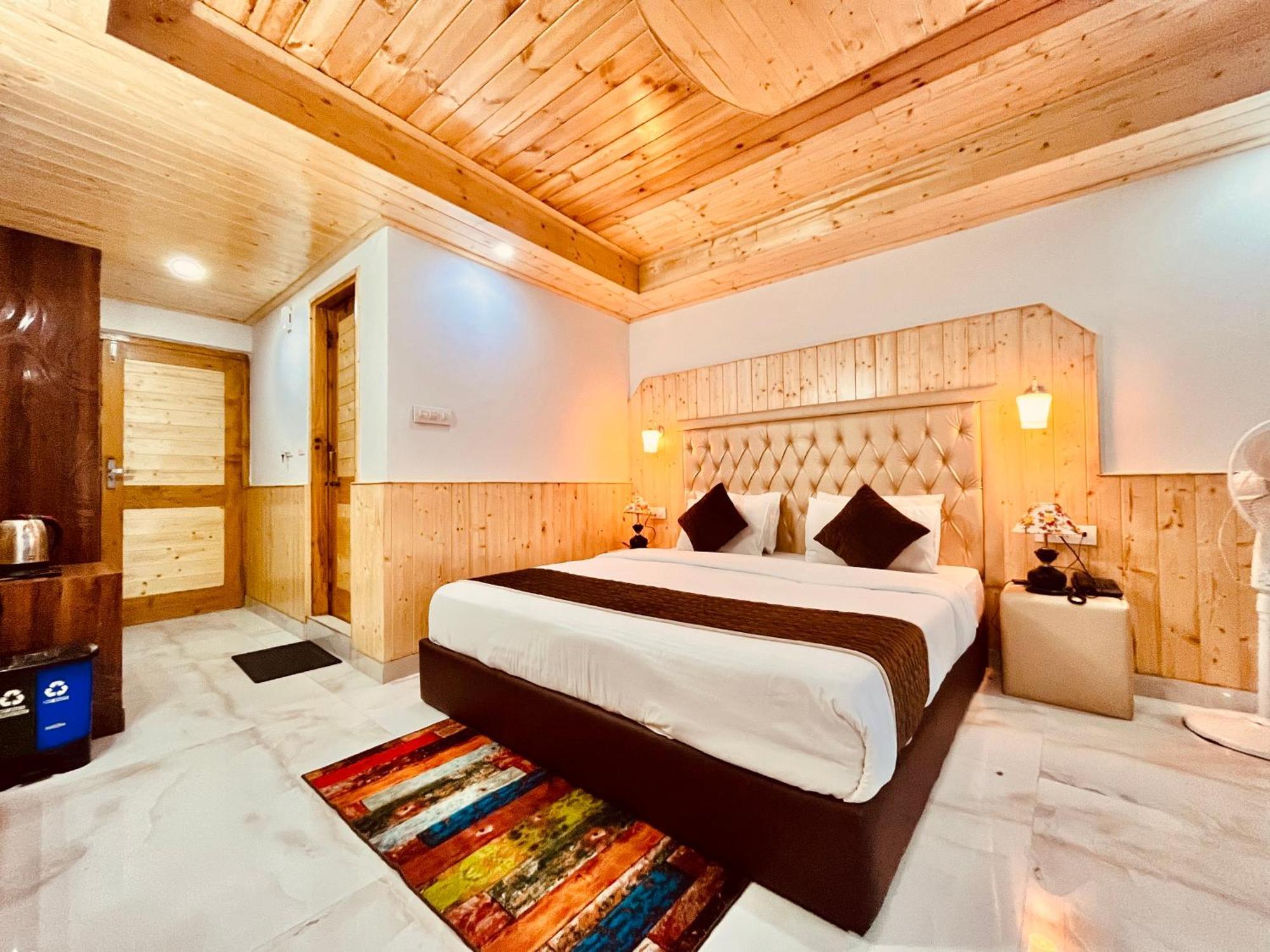 Himalayan Fort Resort, Manali - ! Riverside Property !! Big Lawn With Bonfire !! Best Selling !! Scenic River & Mountais View !! Big Parking !! Luxury Balcony Rooms !! Playing Zone !! Property Of The Year ! M 98160-43600 Eksteriør bilde