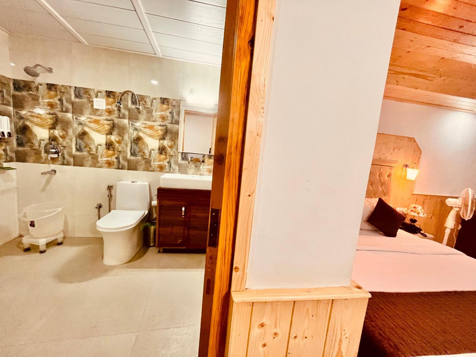 Himalayan Fort Resort, Manali - ! Riverside Property !! Big Lawn With Bonfire !! Best Selling !! Scenic River & Mountais View !! Big Parking !! Luxury Balcony Rooms !! Playing Zone !! Property Of The Year ! M 98160-43600 Eksteriør bilde