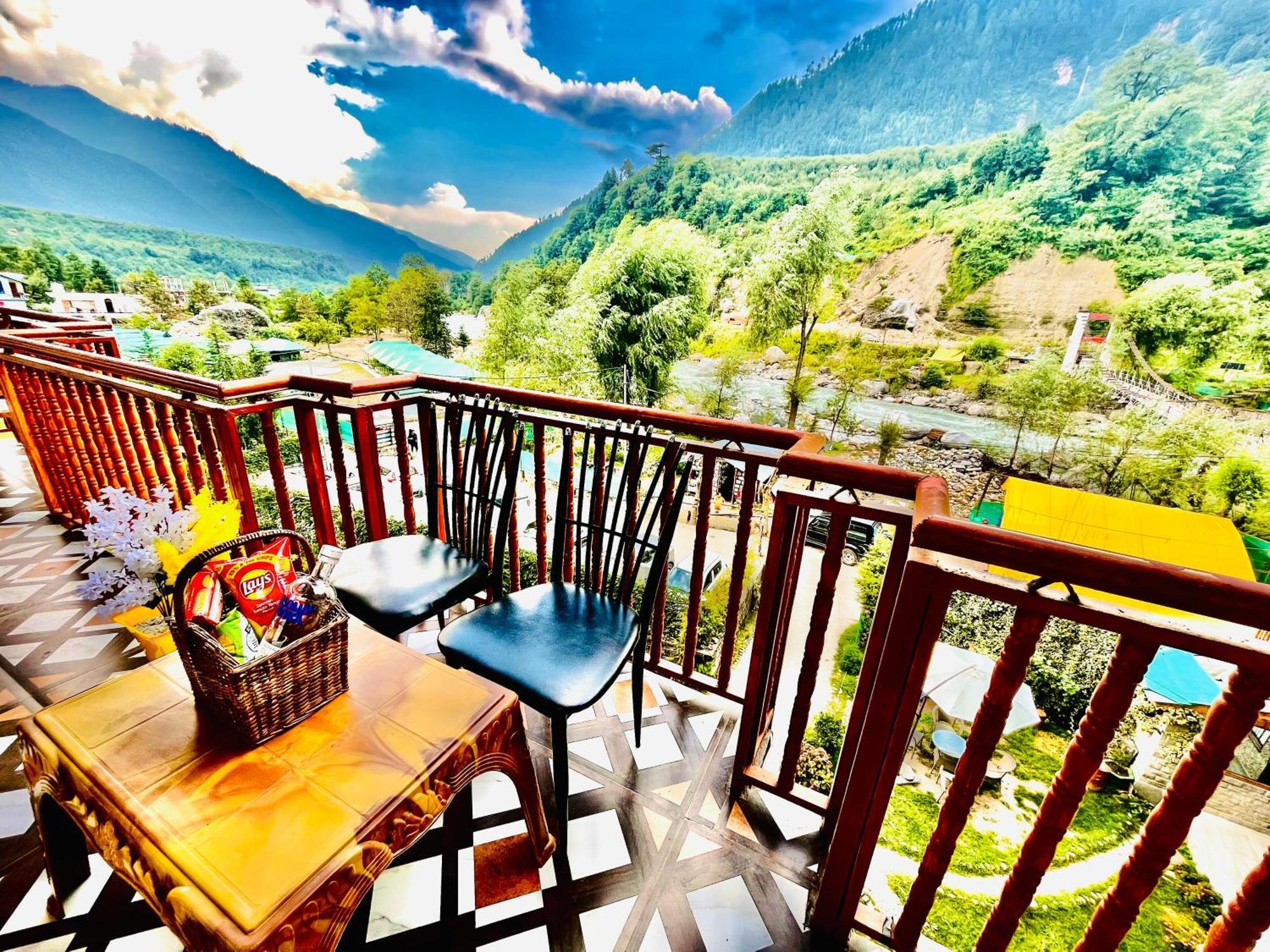 Himalayan Fort Resort, Manali - ! Riverside Property !! Big Lawn With Bonfire !! Best Selling !! Scenic River & Mountais View !! Big Parking !! Luxury Balcony Rooms !! Playing Zone !! Property Of The Year ! M 98160-43600 Eksteriør bilde