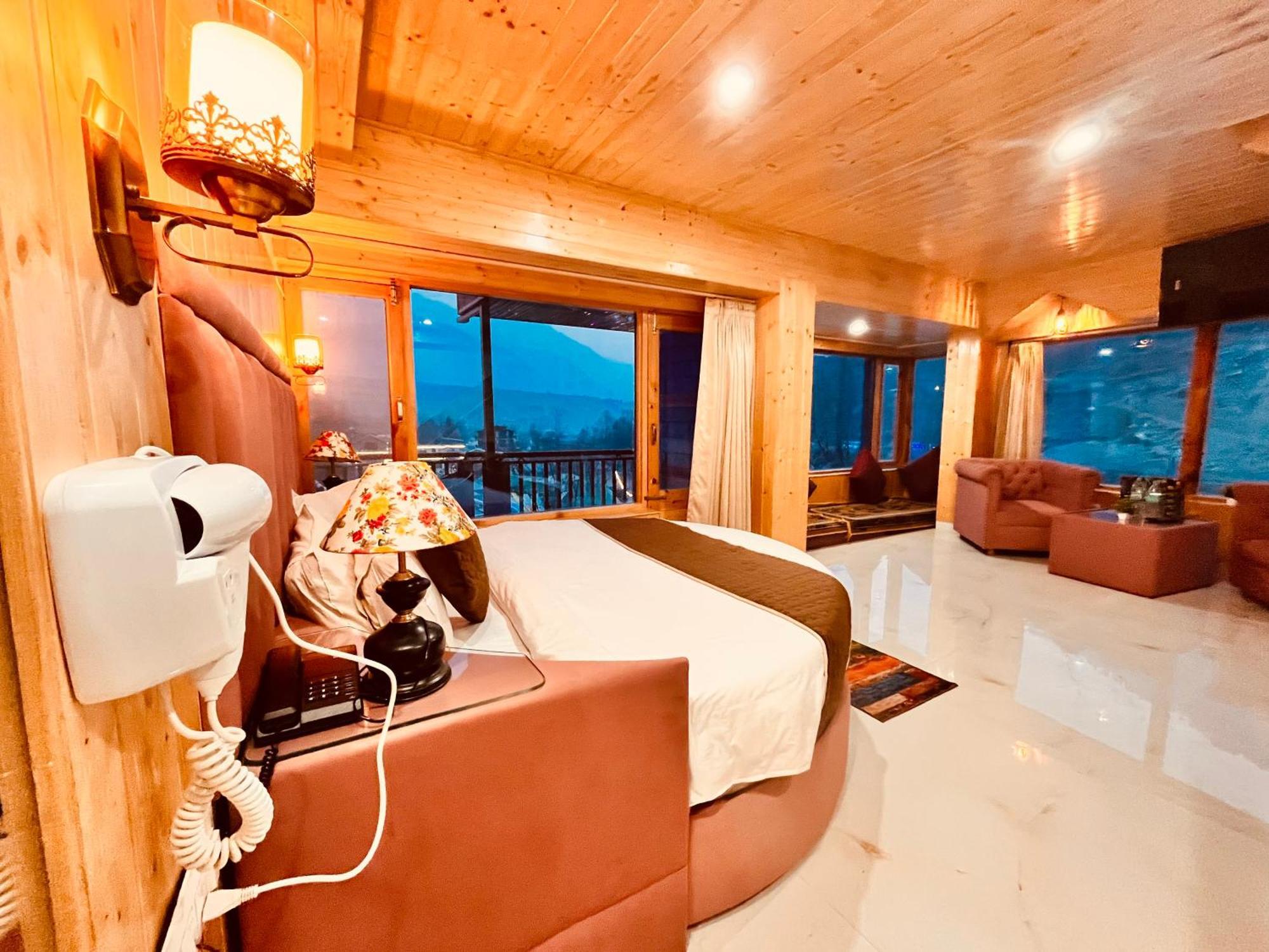 Himalayan Fort Resort, Manali - ! Riverside Property !! Big Lawn With Bonfire !! Best Selling !! Scenic River & Mountais View !! Big Parking !! Luxury Balcony Rooms !! Playing Zone !! Property Of The Year ! M 98160-43600 Eksteriør bilde