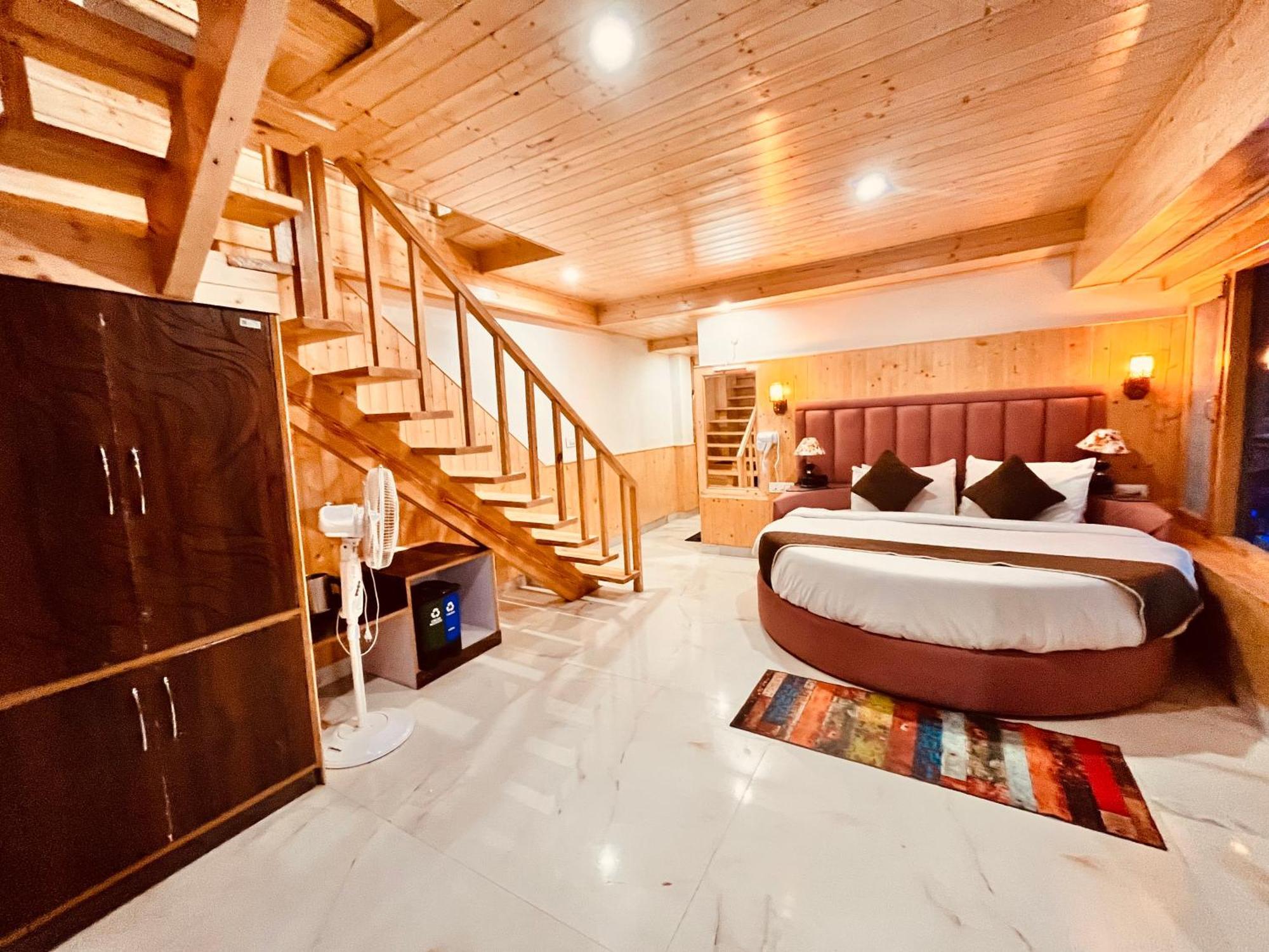 Himalayan Fort Resort, Manali - ! Riverside Property !! Big Lawn With Bonfire !! Best Selling !! Scenic River & Mountais View !! Big Parking !! Luxury Balcony Rooms !! Playing Zone !! Property Of The Year ! M 98160-43600 Eksteriør bilde