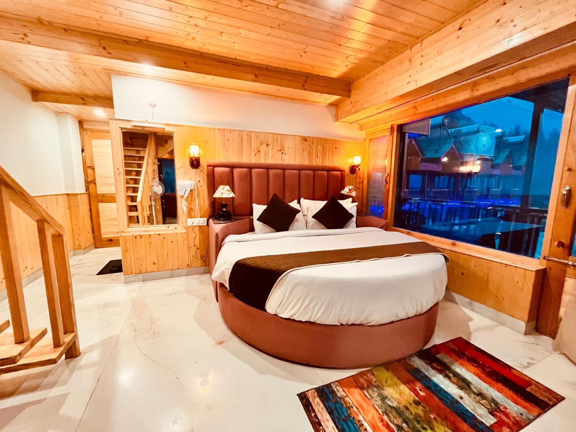 Himalayan Fort Resort, Manali - ! Riverside Property !! Big Lawn With Bonfire !! Best Selling !! Scenic River & Mountais View !! Big Parking !! Luxury Balcony Rooms !! Playing Zone !! Property Of The Year ! M 98160-43600 Eksteriør bilde