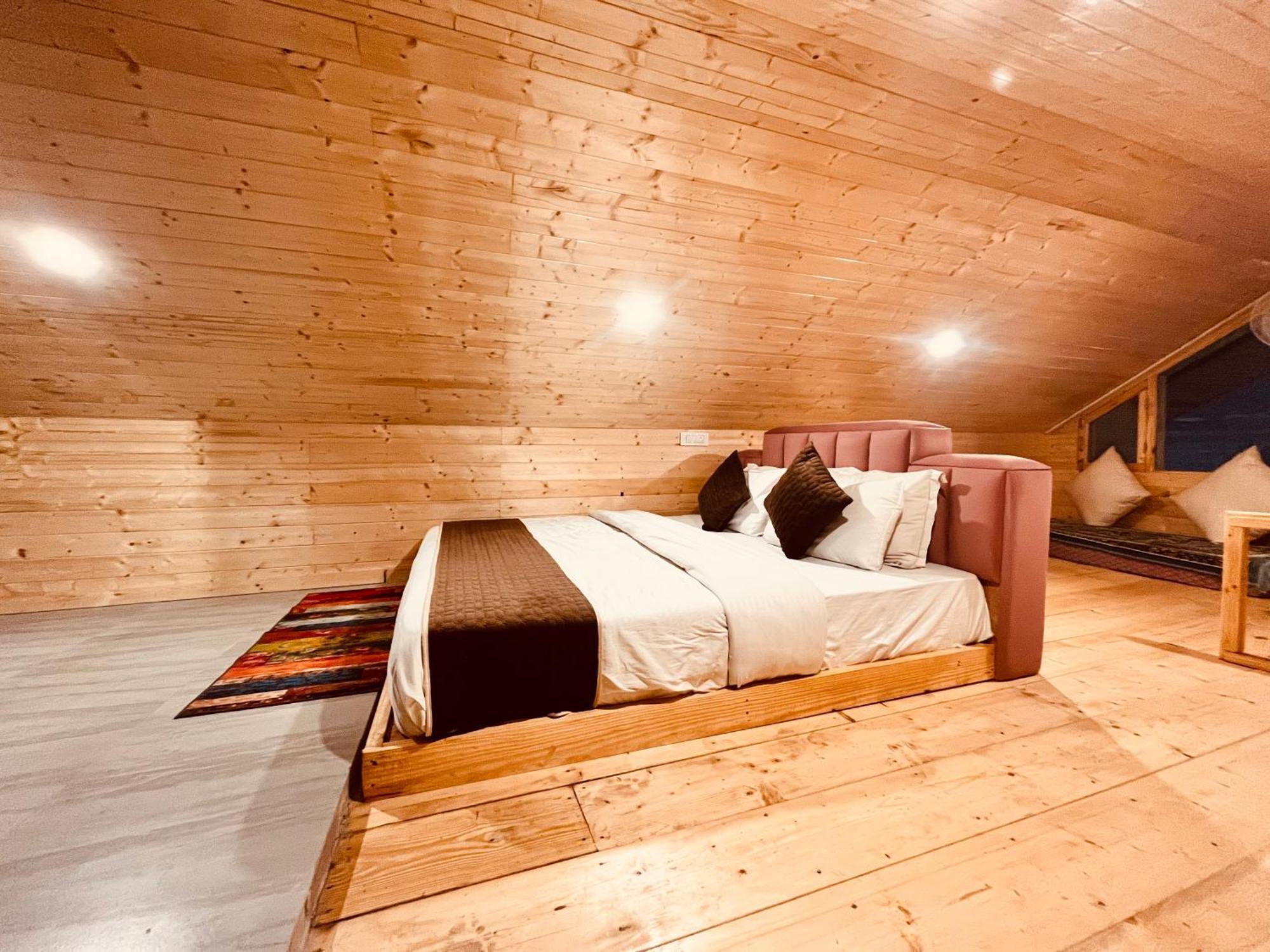 Himalayan Fort Resort, Manali - ! Riverside Property !! Big Lawn With Bonfire !! Best Selling !! Scenic River & Mountais View !! Big Parking !! Luxury Balcony Rooms !! Playing Zone !! Property Of The Year ! M 98160-43600 Eksteriør bilde